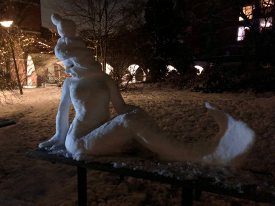 Johannes' sneeuwpop zeemeermin ingezakt-2