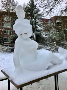 Johannes' sneeuwpop zeemeermin ingezakt-3